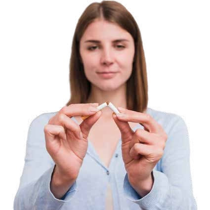 Mujer partiendo un cigarrillo por la mitad