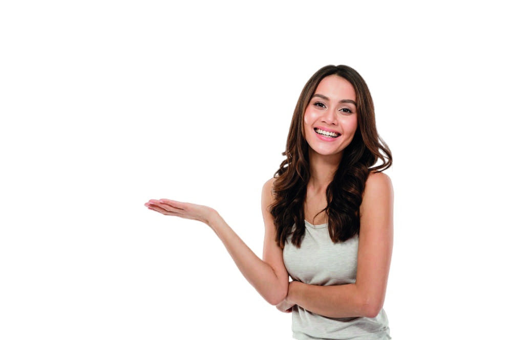 Mujer sonriente señalando con la mano